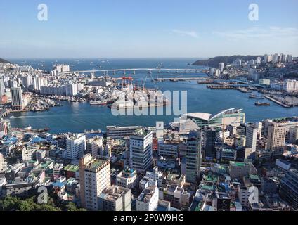 Busan, Südkorea - Mai 2019: Blick aus der Vogelperspektive auf die Stadt Busan Harbour vom Busan Tower Stockfoto