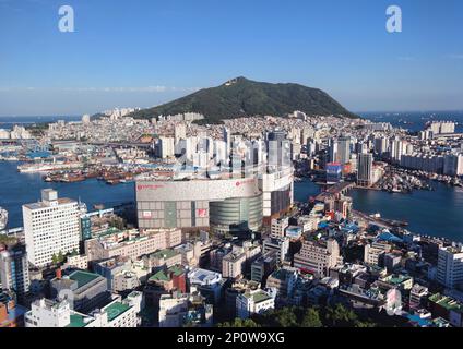 Busan, Südkorea - Mai 2019: Blick aus der Vogelperspektive auf die Stadt Busan Harbour vom Busan Tower Stockfoto
