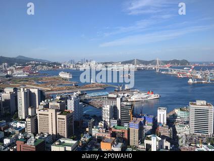 Busan, Südkorea - Mai 2019: Blick aus der Vogelperspektive auf die Stadt Busan Harbour vom Busan Tower Stockfoto