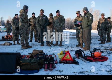 USA Air Force General Ken Wilsbach, Pacific Air Forces Commander, und Chief Master Sgt. David Wolfe, PACAF-Befehlshaber, erhalten einen Überblick über das Überleben der Arktis, während sie die Joint Base Elmendorf-Richardson, Alaska, am 6. Januar 2023 besuchen. Wilsbach und Wolfe besichtigten während der gesamten Installation verschiedene Einrichtungen, um sich mit Flugzeugen und der Unternehmensleitung zu treffen und einen Blick auf das breite Spektrum der JBER-Missionssätze zu werfen. Stockfoto