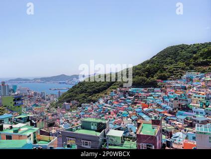 Busan, Südkorea - Mai 2019: Das Kulturdorf Gamcheon ist eine Stadt von Gamcheon-dong, Busans farbenfrohem und künstlerischsten Ort Stockfoto