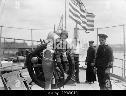 Frank A. Daniels, Zielübung, 1913. Sohn des US-Politikers Josephus Daniels und des Suffragisten Addie Worth Bagley, der am Steuer des US-Marineschiffs "Dolphin" saß. Stockfoto