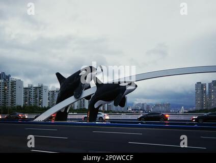 Busan, Südkorea - 2019. Mai: Zwei Walstatuen auf einer Autobahnbrücke Stockfoto