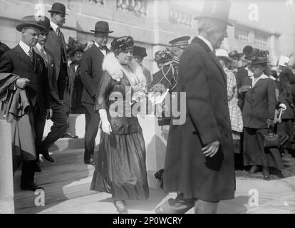 Daughters of the American Revolution [event] - President [Woodrow] And Mrs. Wilson, Col. Harts And Others Leaving D.A.R. Hall By Side Entrances, 1916. Stockfoto