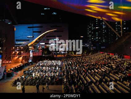 Busan, Südkorea - 2019. Mai: Publikumsbeobachtung unter dem Auslegerdach voller LED-Lichter des Busan Cinema Center Dureraum Stockfoto