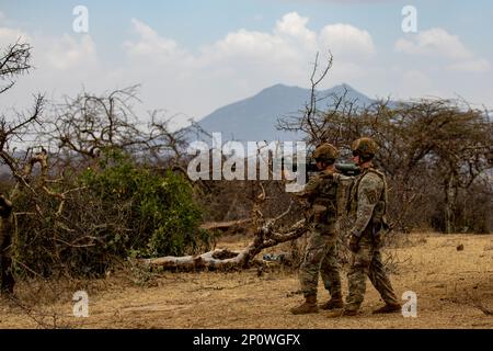 USA Army Staff Sgt. Daniel Vatterot, Fallschirmjäger bei Chosen Company, 2. Bataillon, 503. Parachute Infanterie-Regiment, 173. Luftwaffe, überwacht den Abschuss der AT4, einer Panzerabwehrwaffe, während der Exercise Justified Accord 23 (JA23) in Isiolo, Kenia, am 19. Februar 2023. JA23 ist in den USA Größte Übung des Kommandos Afrika in Ostafrika. Angeführt von U.S. Army Southern European Task Force, Africa (SETAF-AF), diese multinationale Übung bringt mehr als 20 Länder aus vier Kontinenten zusammen, um die Bereitschaft der Partner für Friedenssicherungsmissionen, Krisenreaktion und humanitäre Hilfe zu erhöhen. Stockfoto