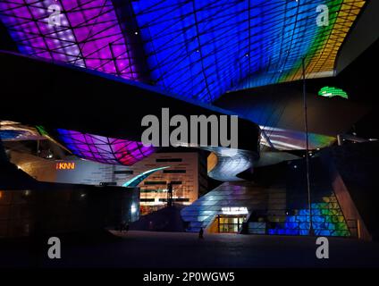 Busan, Südkorea - Mai 2019: Dach voller LED-Lichter von unten und außen vom Busan Cinema Center, auch „Dureraum“ in Busan City genannt Stockfoto