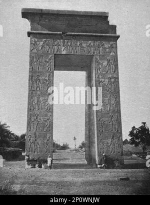 'Karnak. Le Temple de Ramses IV "Porte triomphale; Le Nord-Est Africain", 1914. Von „Grande Geographie Bong Illustree“, 1914. Stockfoto