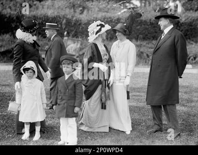 Freundschafts-Charity-Fete - Mrs. R.L. Orven; John R. McLean; Mrs. Richmond Hobson; Mr. &Amp; Mrs. William Randolph Hearst, 1913. Kinder sind Lucia und Richard Hobson. Mrs. Richmond Hobson ist möglicherweise Grizelda Houston Hull. Stockfoto