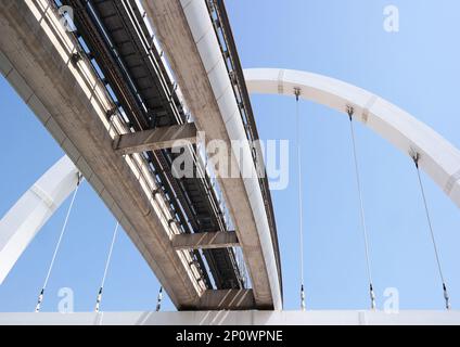 Incheon, Südkorea - Mai 2019: Eisenbahnbrücke und -Bogen im Kulturpark MIRAGE de PARC, Insel Yeongjongdo Stockfoto