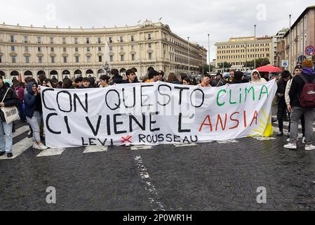 Rom, Italien. 03. märz 2023 Demonstranten halten während der Demonstration ein Banner, auf dem sie ihre Meinung zum Ausdruck bringen. Klimaschutzaktivisten veranstalteten eine Demonstration, die von Fridays for Future organisiert wurde, im Rahmen des Global Climate Strike, bei der Maßnahmen gegen den Klimawandel gefordert wurden. Stockfoto