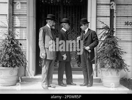 Domicio Da Gama, Botschafter E. &amp; P. aus Brasilien; Romulo S. Naon, E.E. Und M.P. aus Argentinien, A.B.C. Vermittler, 1914. Brasilianischer Journalist, Diplomat und Schriftsteller Dom&#xed;cio da Gama, außerordentlicher und bevollmächtigter Botschafter in den Vereinigten Staaten; argentinischer Anwalt, Politiker und Botschafter in den USA R&#XF3;mulo Sebasti&#xe1;n Na&#XF3;n Peralta Mart&#xed;nez. Stockfoto