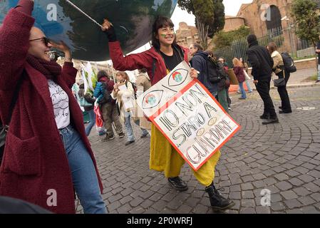 Italien, 03/03/2023, eine Demonstrantin hat ein Plakat, auf dem sie ihre Meinung während der Demonstration zum Ausdruck bringt. Klimaschutzaktivisten veranstalteten eine Demonstration, die von Fridays for Future organisiert wurde, im Rahmen des Global Climate Strike, bei der Maßnahmen gegen den Klimawandel gefordert wurden. Stockfoto