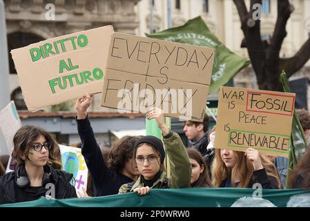 Rom, Italien. 03. märz 2023 Demonstranten halten während der Demonstration Plakate, auf denen ihre Meinung zum Ausdruck gebracht wird. Klimaschutzaktivisten veranstalteten eine Demonstration, die von Fridays for Future organisiert wurde, im Rahmen des Global Climate Strike, bei der Maßnahmen gegen den Klimawandel gefordert wurden. Stockfoto