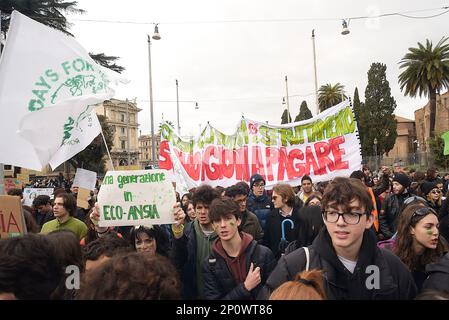 Rom, Italien. 03. märz 2023 Demonstranten halten während der Demonstration Plakate, auf denen ihre Meinung zum Ausdruck gebracht wird. Klimaschutzaktivisten veranstalteten eine Demonstration, die von Fridays for Future organisiert wurde, im Rahmen des Global Climate Strike, bei der Maßnahmen gegen den Klimawandel gefordert wurden. Stockfoto