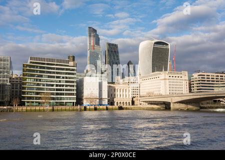 London Bridge an einem sonnigen Tag mit den Wolkenkratzern Walkie Talkie, Cheesgrater und Tower 42 im Hintergrund, City of London, England, Großbritannien Stockfoto