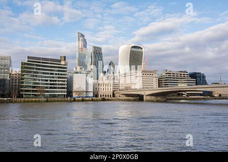 London Bridge an einem sonnigen Tag mit Walkie Talkie, Cheesgrater und Tower 42 im Hintergrund, City of London, England, Großbritannien Stockfoto
