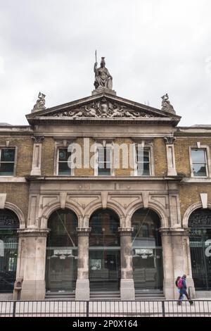 Statue von Britannia und Pediment auf dem Old Billingsgate Market, Old Billingsgate Walk, Lower Thames Street, City of London, EC3, England, Großbritannien Stockfoto