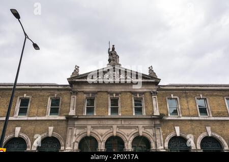 Statue von Britannia und Pediment auf dem Old Billingsgate Market, Old Billingsgate Walk, Lower Thames Street, City of London, EC3, England, Großbritannien Stockfoto