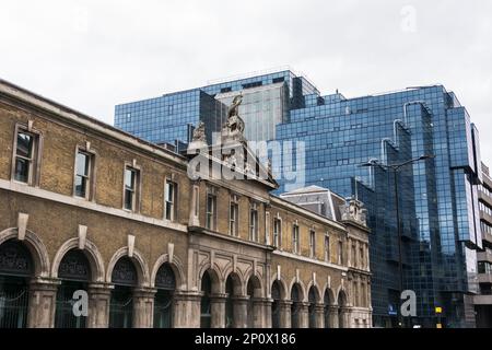 Statue von Britannia und Pediment auf dem Old Billingsgate Market, Old Billingsgate Walk, Lower Thames Street, City of London, EC3, England, Großbritannien Stockfoto