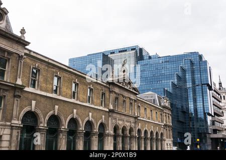 Statue von Britannia und Pediment auf dem Old Billingsgate Market, Old Billingsgate Walk, Lower Thames Street, City of London, EC3, England, Großbritannien Stockfoto