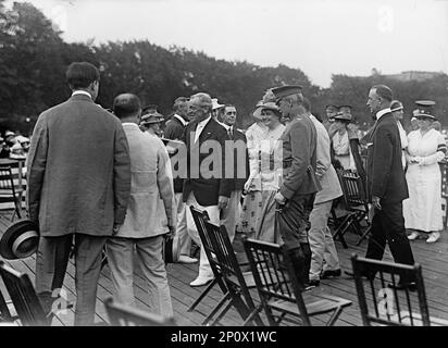 Home Guard - Organization of Government Clerks, D.C. President [Woodrow] And Mrs. [Edith] Wilson, Col. Harts, Etc. Arriving For Review, 1917. Stockfoto