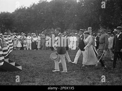 Home Guard - Organization of Government Clerks, D.C. President [Woodrow] And Mrs. [Edith] Wilson, Col. Harts, Etc. Arriving For Review, 1917. Stockfoto