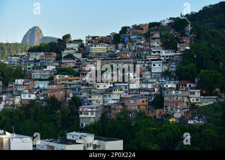 Favela de Tabaraja mit dem Berg Corcovado und der Statue von Christus dem Erlöser im Hintergrund, Rio de Janeiro, Brasilien Stockfoto