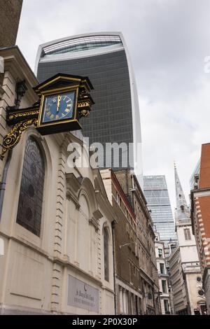 St. Mary at Hill Church in der Lovat Lane mit Rafael Viñoly 20 Fenchurch Street, auch bekannt als „The Walkie-Talkie“ und St. Margaret Musterkirche, England, Großbritannien Stockfoto