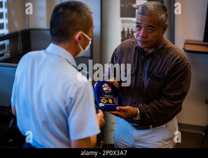 Satora Inadome, Leiterin der Übung Cope North 23, überreicht dem Bürgermeister von Saipan nach einem Rathaustreffen auf Saipan, Nördliche Marianen, am 7. Februar 2023 ein Geschenk. Drei Sportdirektoren von JASDF, Royal Australian Air Force und U.S. Die Luftwaffe besuchte die Inseln Saipan, Tinian und Rota, um mit Gemeindeführern über lokale Bedürfnisse und Anliegen zu sprechen, und betonte dabei das Ziel, Partnerschaften aufzubauen, bevor Cope North 23 umgesetzt wird. Stockfoto