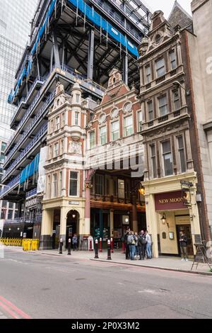 Eintritt zum Leadenhall Market mit Brookfield Properties' One Leadenhall im Hintergrund, City of London, England, Großbritannien Stockfoto