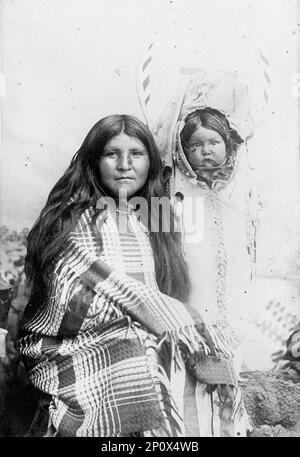 Indianer, Amerikaner - White River Ute Squaw, 1916. Eine amerikanische Ureinwohnerin mit ihrem Kind auf einer Wiegeplatte. Der Begriff "quaa" gilt heute als abwertend, ebenso wie der Begriff "Papoose". Bezieht sich manchmal auf einen Kinderwagen. Stockfoto