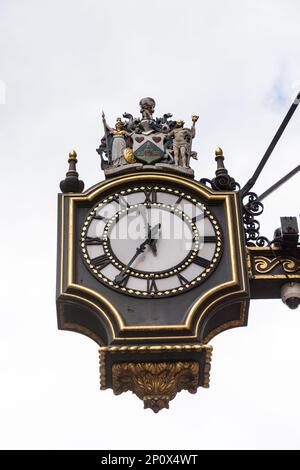 Nennen Sie eine von zwei Uhren auf der Royal Exchange in Cornhill, City of London, EC3, England, Großbritannien Stockfoto