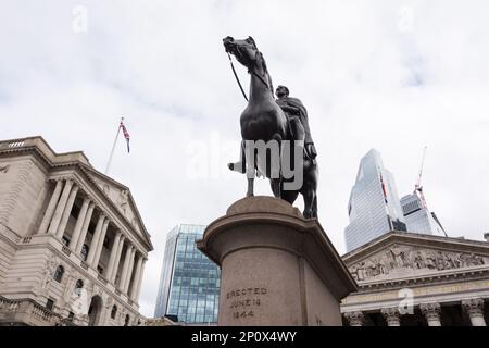 Reiterstatue von Wellington vor der Bank of England, auch bekannt als Old Lady of Threadneedle Street, London, England, Großbritannien Stockfoto