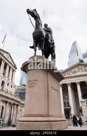 Reiterstatue von Wellington vor der Bank of England, auch bekannt als Old Lady of Threadneedle Street, London, England, Großbritannien Stockfoto