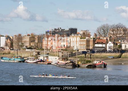 Das Dove Public House und Anlage am Flussufer mit Blick auf die Themse, Lower Mall, Hammersmith, London, England, Großbritannien Stockfoto