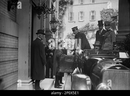 Italienische Kommission an die USA - Marconi Verlässt Auto, 1917. Während des Ersten Weltkriegs war Marconi verantwortlich für den Radiodienst des italienischen Militärs. Er war Lieutenant in der italienischen Königlichen Armee und Commander in der italienischen Marine. Stockfoto