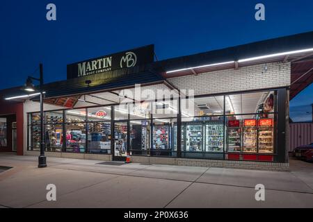 Hobbs, New Mexico, USA – 17. Februar 2023: Die Martin Boot Company in der Innenstadt am Abend Stockfoto