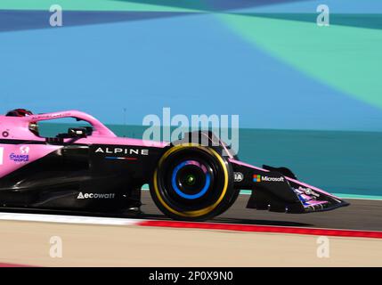 Der Esteban Ocon in den Alpen während des Trainingstages des Großen Preises von Bahrain auf der Bahrain International Circuit, Sakhir. Foto: Freitag, 3. März 2023. Stockfoto