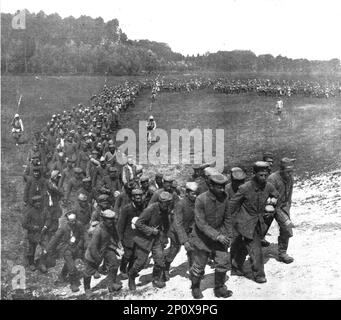 "Evacuation de prisonniers allemands du Front de la Somme; convoi de prisonniers provenant de nos dernieres attaques et diriges vers la gare d'Embarquement: Avant de se mettre en marche, ils avaient ete groupes en carres, comme on les voit encore a l'arriere-Plan", 1916. Aus der „Collection de la Guerre IV L'Illustration Tome CXLVIII. La Guerre Juillet, Aout, Septembre, Octobre, Novembre, Dez. 1916". Stockfoto