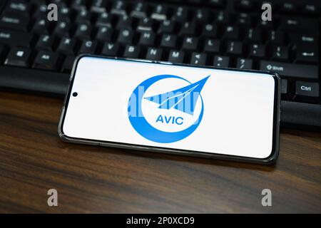 China. 28. Februar 2023. In dieser Fotoabbildung wird das AVIC-Logo (Aviation Industry Corporation of China) auf einem Smartphone-Bildschirm angezeigt. Kredit: SOPA Images Limited/Alamy Live News Stockfoto