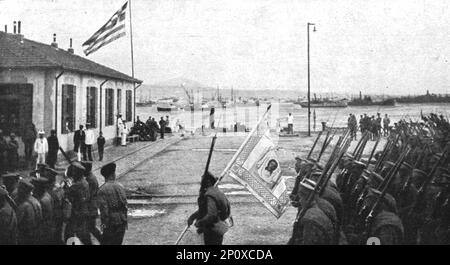 "Les allies a Salonique; L'arrivee des Russes: le Drapeau d'un Regiment, avec l'image du Sauveur. Sur un Batiment du Port flotte le Drapeau hellenique“, 1916. Aus der „Collection de la Guerre IV L'Illustration Tome CXLVIII. La Guerre Juillet, Aout, Septembre, Octobre, Novembre, Dez. 1916". Stockfoto