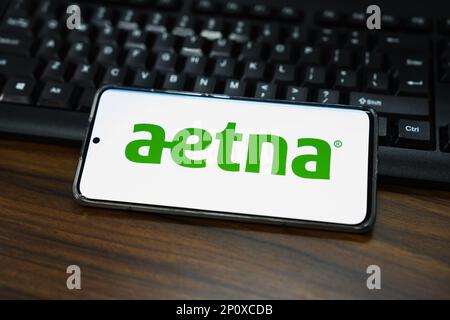 China. 28. Februar 2023. In dieser Abbildung wird ein Aetna-Logo auf dem Bildschirm eines Smartphones angezeigt. Kredit: SOPA Images Limited/Alamy Live News Stockfoto