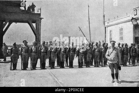 "Les allies a Salonique; L'arrivee des Russes: le General russe Artamanof attendant sur le quai du Port l'arrivee du General italien Petitti", 1916. Aus der „Collection de la Guerre IV L'Illustration Tome CXLVIII. La Guerre Juillet, Aout, Septembre, Octobre, Novembre, Dez. 1916". Stockfoto