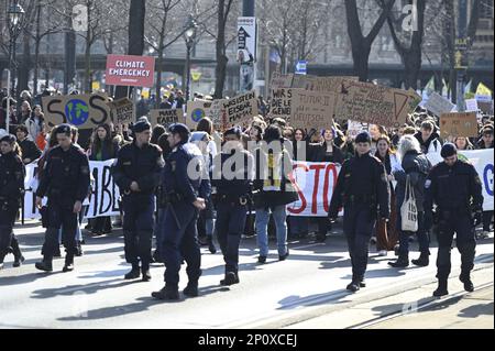 Wien, Österreich. 03. März 2023. Globaler Klimaschutz. Freitage für zukünftige Demonstration in Wien. Kredit: Franz Perc/Alamy Live News Stockfoto