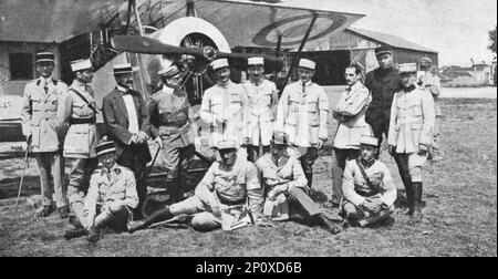 "Aviateurs; Une visite de Gabriele d'Annunzio aux aviateurs francais de Venise: le Poete, ayant a sa droite le Consul de France, est entoure des pilotes de l'escadrille de chasse de Nieuport", 1916. Aus der „Collection de la Guerre IV L'Illustration Tome CXLVIII. La Guerre Juillet, Aout, Septembre, Octobre, Novembre, Dez. 1916". Stockfoto