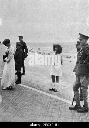 „La visite du roi d'Angleterre a ses armees et au Front Belge; La reine Elizabeth photographiant les souveraines; derriere elle, ses enfants et la Prince de Galles“, 1916. Aus der „Collection de la Guerre IV L'Illustration Tome CXLVIII. La Guerre Juillet, Aout, Septembre, Octobre, Novembre, Dez. 1916". Stockfoto