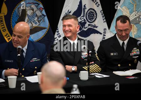 230110-N-TH560-0053 ARLINGTON, Virginia (10. Januar 2023) – Kommandomeisterchef Jeremy deMello (links) der USA Coast Guard Atlantic Area, Force Master Chief Jason Knupp (Center) of Naval Surface Force Atlantic und Force Master Chief Jason Dunn vom Navy Installations Command nehmen am 35. Nationalen Symposium der Surface Navy Association in Arlington, Virginia, am 10. Januar an einem eingetragenen Rundtisch Teil. Top-Anführer aus den USA Navy und USA Die Küstenwache beantwortete Fragen von Publikumsmitgliedern, persönlich und virtuell, in Bezug auf Anliegen, die Servicemitarbeiter und ihre Familien betreffen, einschließlich Themen Stockfoto