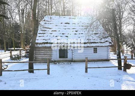 Lublin, Polen. 02/08/2023. Alte polnische strohgedeckte Hütte mit Schnee - Winterlandschaft an einem sonnigen Tag Stockfoto