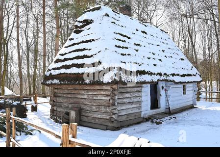 Lublin, Polen. 02/08/2023. Alte polnische strohgedeckte Hütte mit Schnee - Winterlandschaft an einem sonnigen Tag Stockfoto